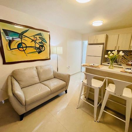 폰세 Compact Haven With Private Entrance And Free Parking And Laundry 아파트 외부 사진