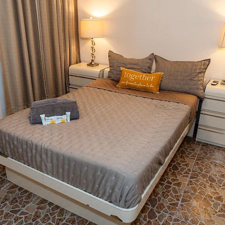 폰세 Compact Haven With Private Entrance And Free Parking And Laundry 아파트 외부 사진