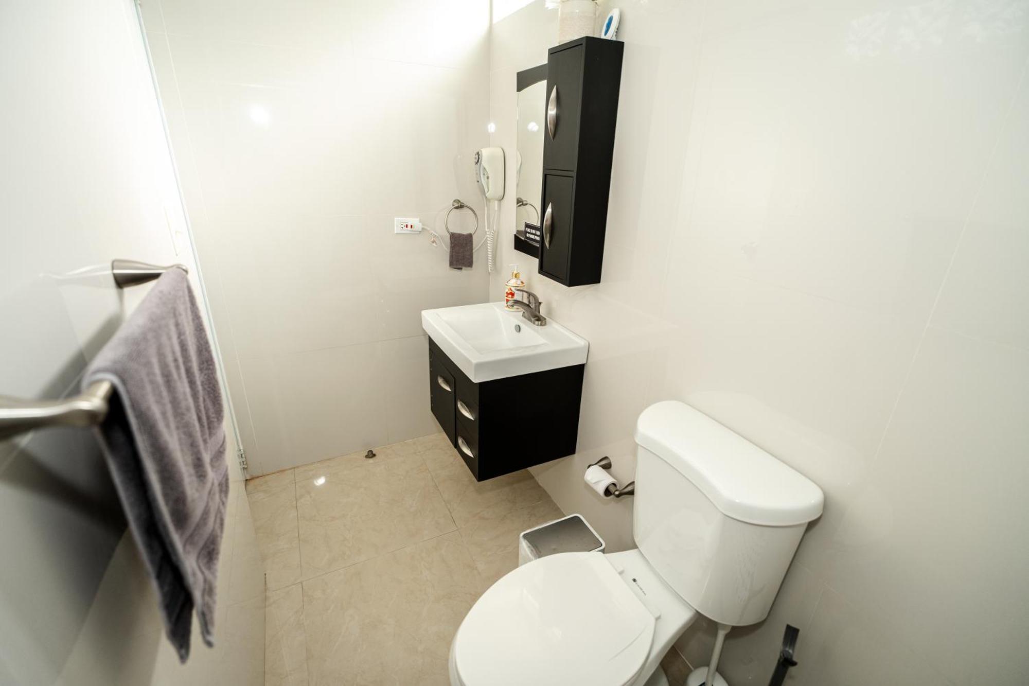 폰세 Compact Haven With Private Entrance And Free Parking And Laundry 아파트 외부 사진