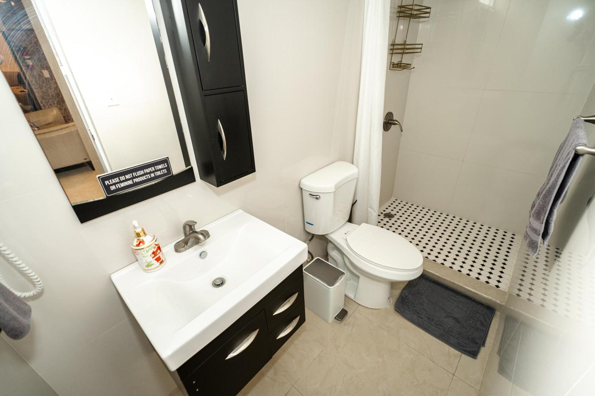 폰세 Compact Haven With Private Entrance And Free Parking And Laundry 아파트 외부 사진