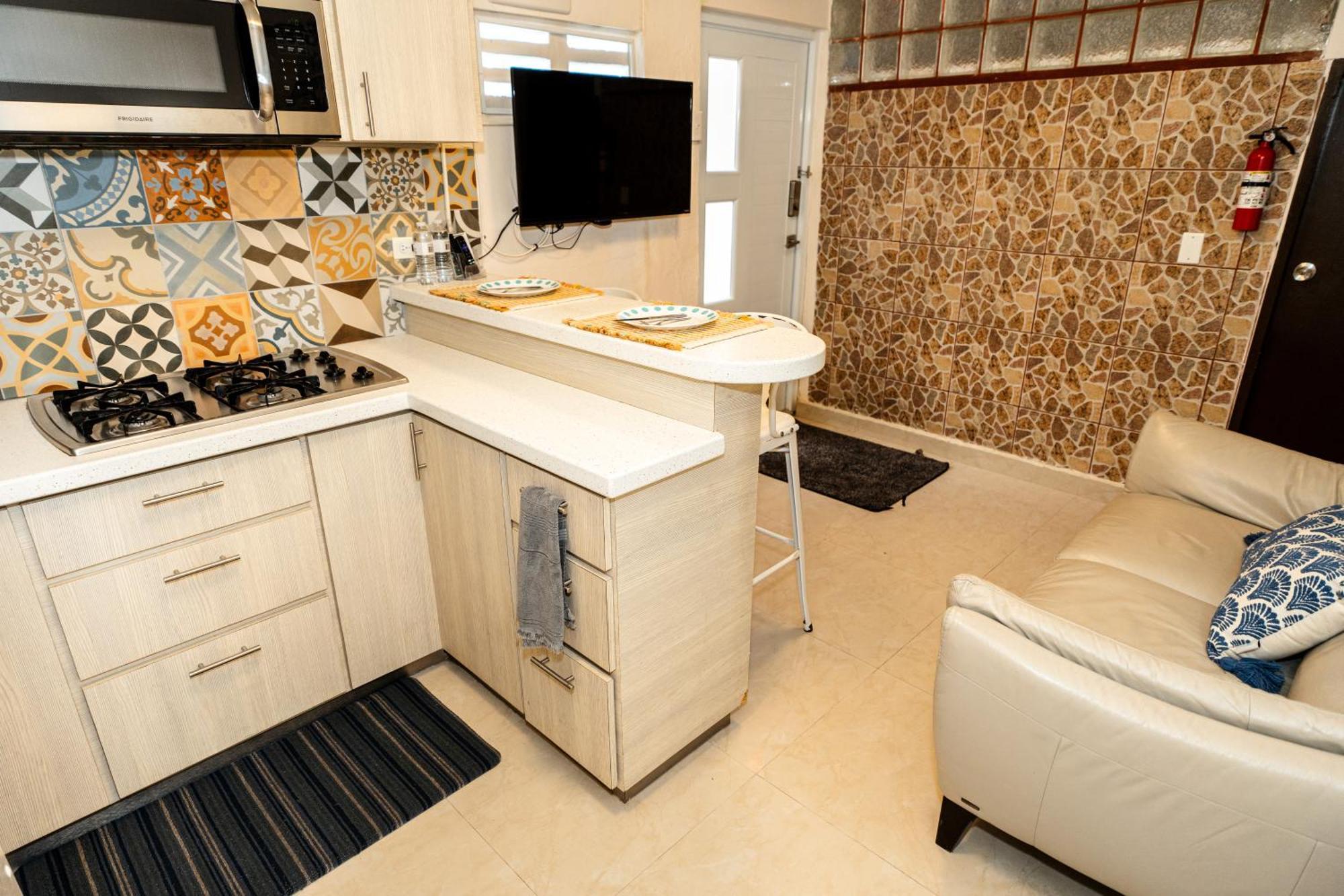 폰세 Compact Haven With Private Entrance And Free Parking And Laundry 아파트 외부 사진